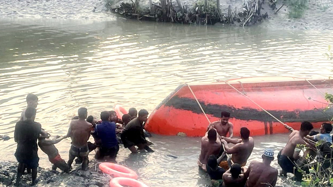 রামপালে নৌকা উল্টে আহত ২০